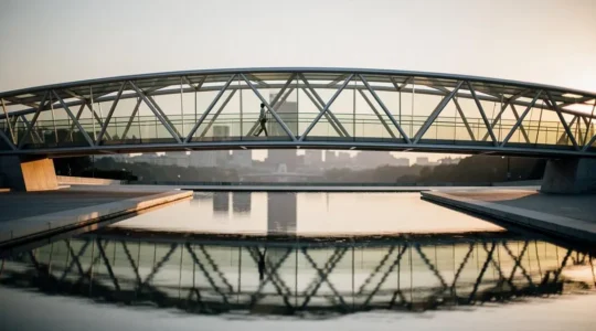 Structure architecturale moderne évoquant l'équilibre entre performance technique et expérience utilisateur sur le web