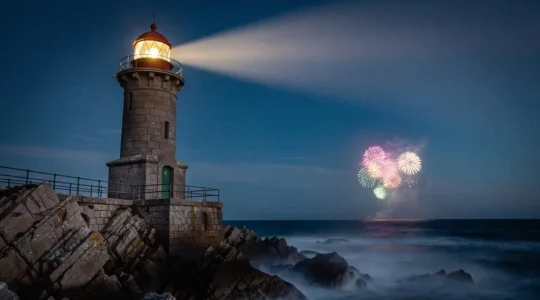 Un phare en pierre robuste sur une côte bretonne veille dans la nuit face à des feux d'artifice éphémères qui s'éteignent au loin, symbolisant les leviers marketing durables face aux effets de mode.