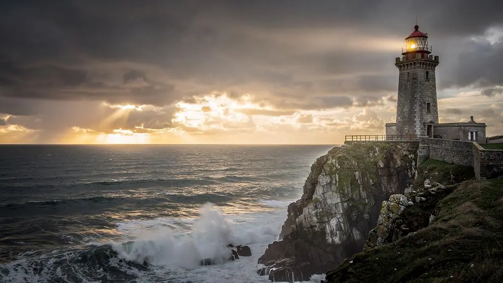 Un phare en pierre résistant face à un ciel orageux qui se dissipe, symbolisant une présence en ligne durable face aux changements d'algorithmes